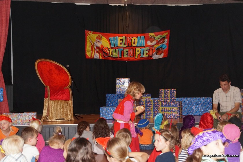 The stage was all decked out with a chair for Sint and a lot of presents.