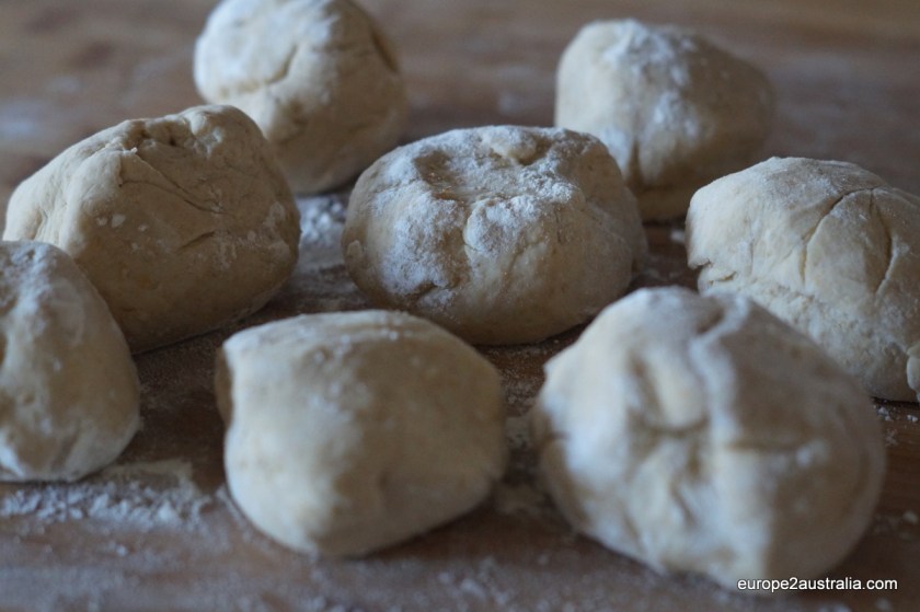 We have four pizza stones for the oven, which are about 30x30cm. This recepie gives me enough dough for 8 pizzas.