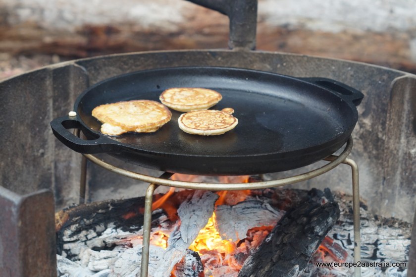 Pour pancake batter onto the pan, forming small, round shapes. Turn over when the upper side has dried. Fry till light brown.